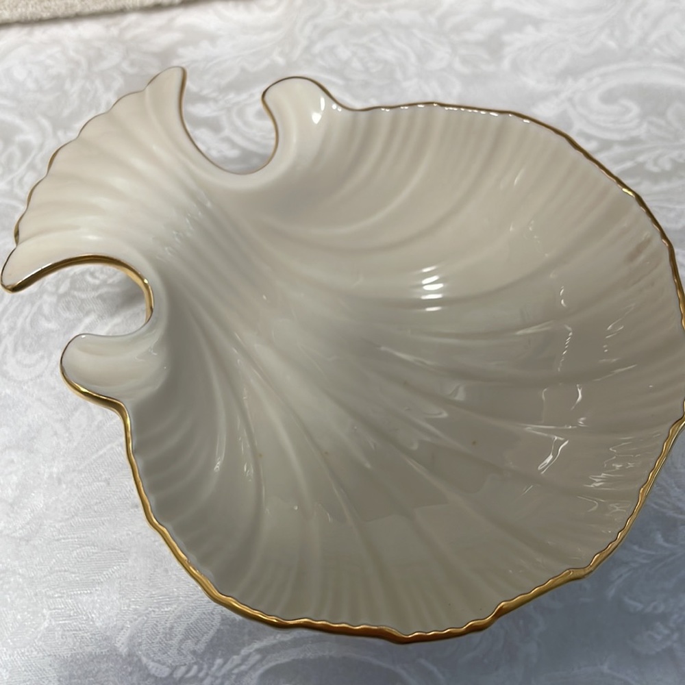 Lenox Ivory China Shell Shaped Footed Trinket, Candy, Nut Bowl - 24 kt Gold Trim - Picture 4 of 6